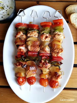 Brochetas de pavo con verduras y piña