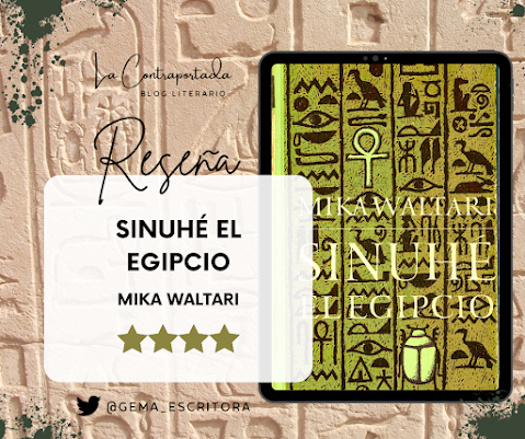 Sobre un fondo con jeroglíficos, el ebook con la portada en verde de Sinuhé el Egipcio. Puntuación de cuatro estrellas