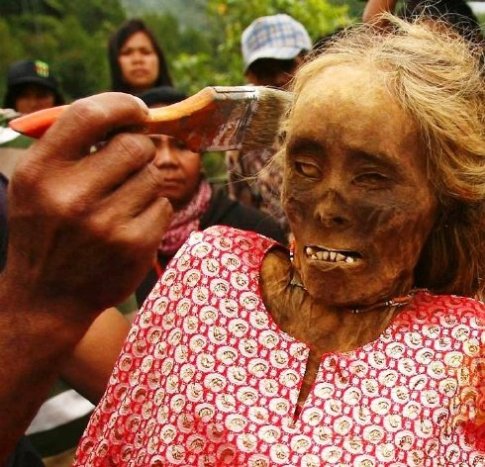 Cadáver de una mujer preparándolo para la fiesta