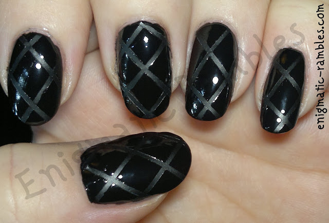 w7-black-quilted-nails-tutorial-how-to-striping-tape