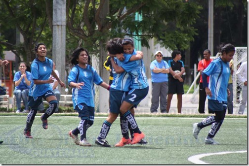 festejo anotadora con compañeras guate