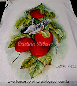 Pintura em tecido,retrata um passarinho num lindo galho de maçãs.