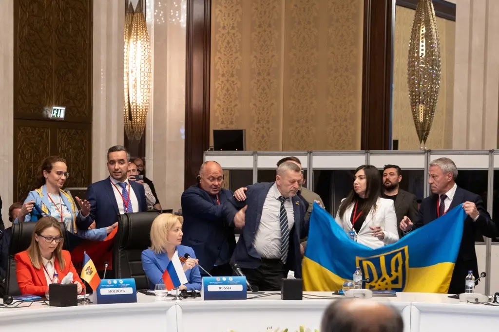 Delegado ucraniano soca russo na assembléia das nações do Mar Negro em Ancara