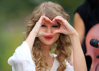 taylor-swift-and-selena-gomez-heart.jpg taylor-swift-heart.jpg