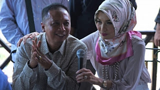 Arzeti Bilbina (kanan) bersama sang suami (kiri) dalam jumpa pers 28 Oktober 2015