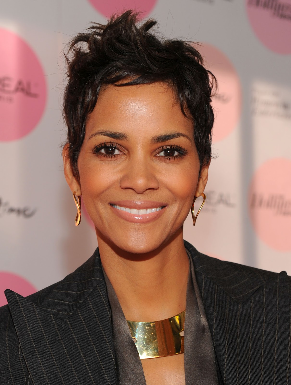 new life hartz: Halle Berry Different Hairstyles 2012