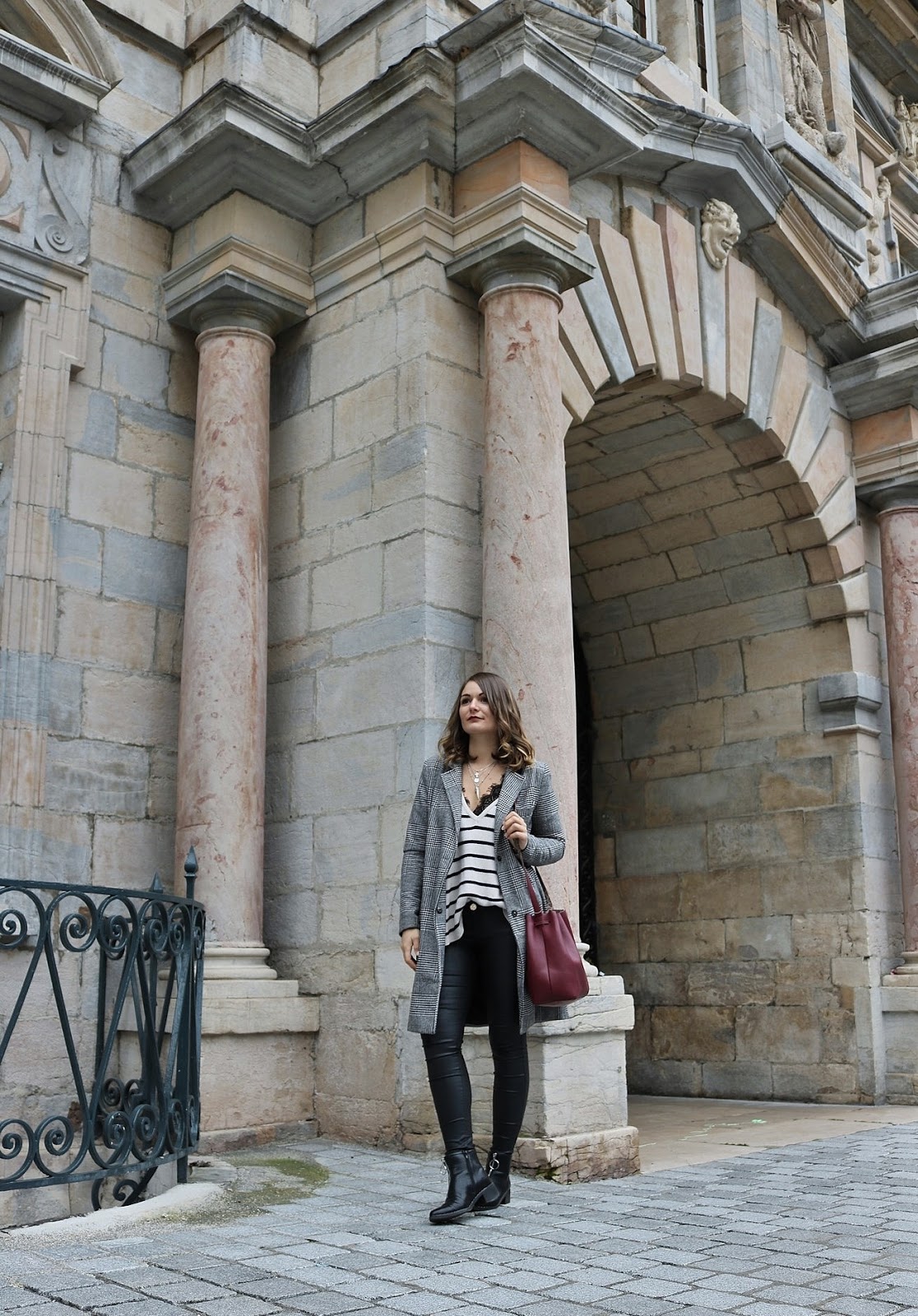 pauline-dress-look-tenue-mode-outfit-manteau-long-prince-de-galles-besancon-simili-pull-maille-pretty-wire-sac-sezanne-paris