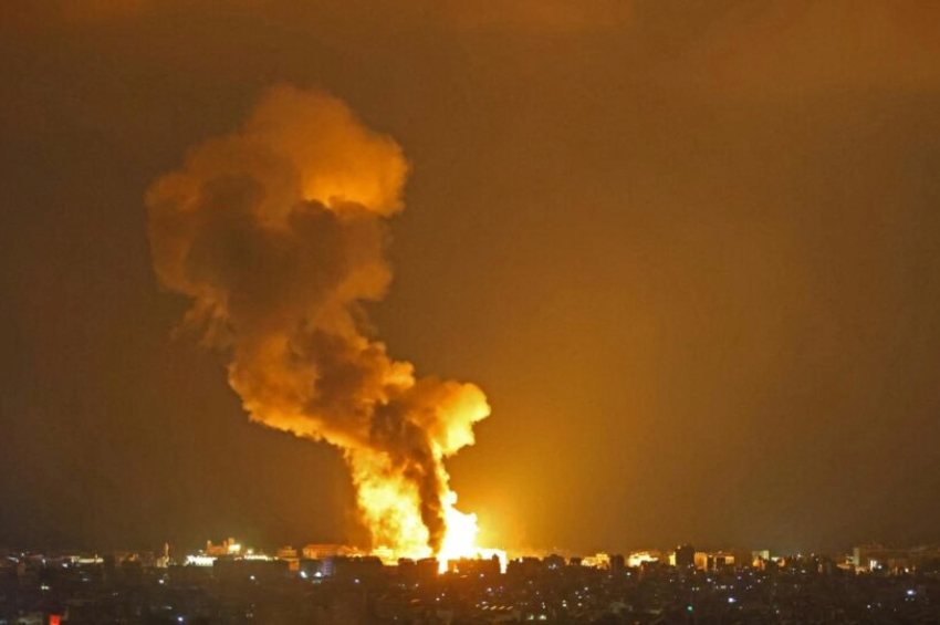Explosões no sul de Beirute após ataques de Israel neste domingo (6) | Foto: EFE/EPA/UGUR CAN