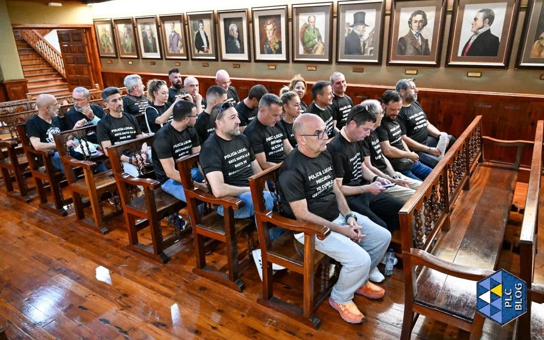 Policías Locales del Puerto de la Cruz, asistiendo al pleno con camisetas negras de protesta (Fotos: Policía Local de Canarias Blog).