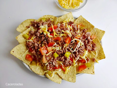 Nachos con carne y queso