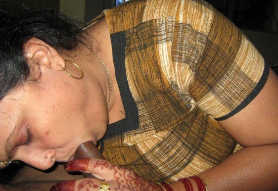 Indian Aunty Giving Blowjob Pics