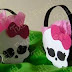 Ve este lindo video como hacer bolso dulsero de monster high,en goma eva.-