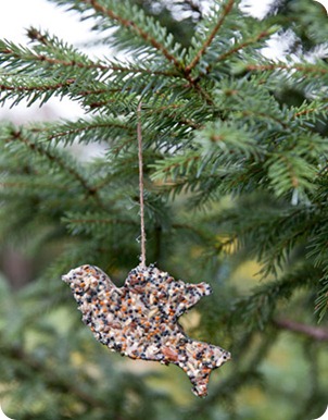 DIY-Holiday-Decor-bird-feeder-1210-de2