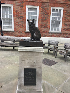 Pic of the small statue Dr Johnson's cat in the street opposite his home