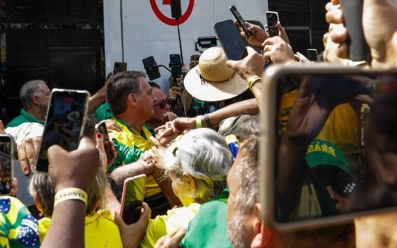 Bolsonaro chega para ato em Avenida Paulista lotada de apoiadores