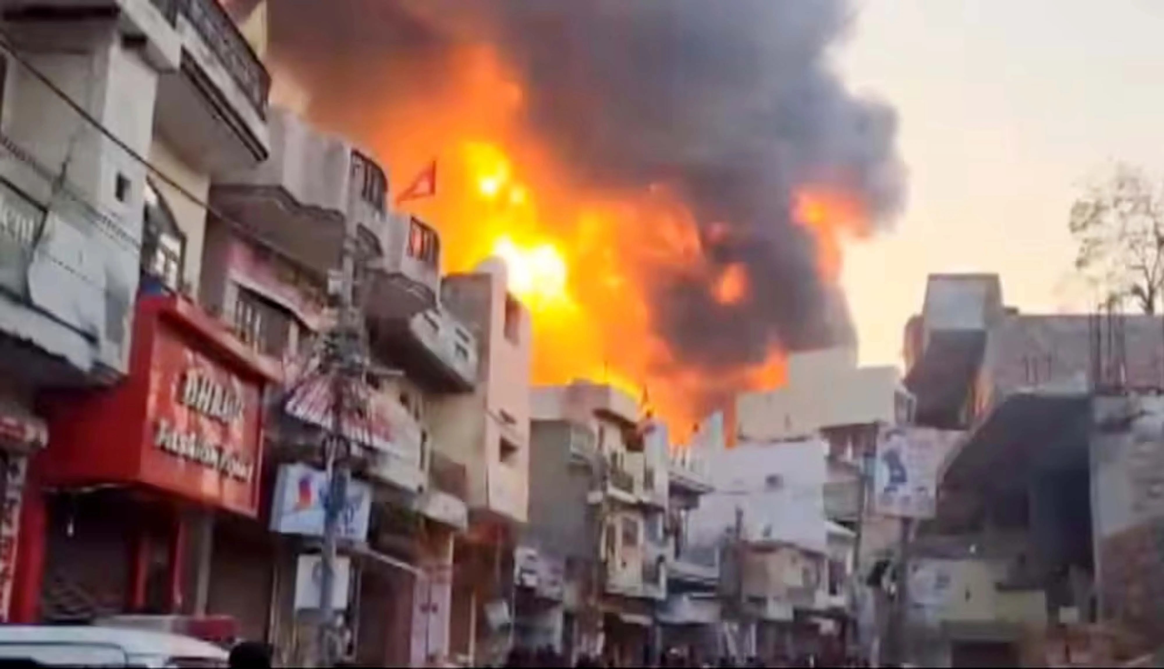 Saiwal: Fire broke out in more than 100 shops