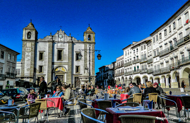 restaurantes na Praça do Giraldo, em Évora, Portugal