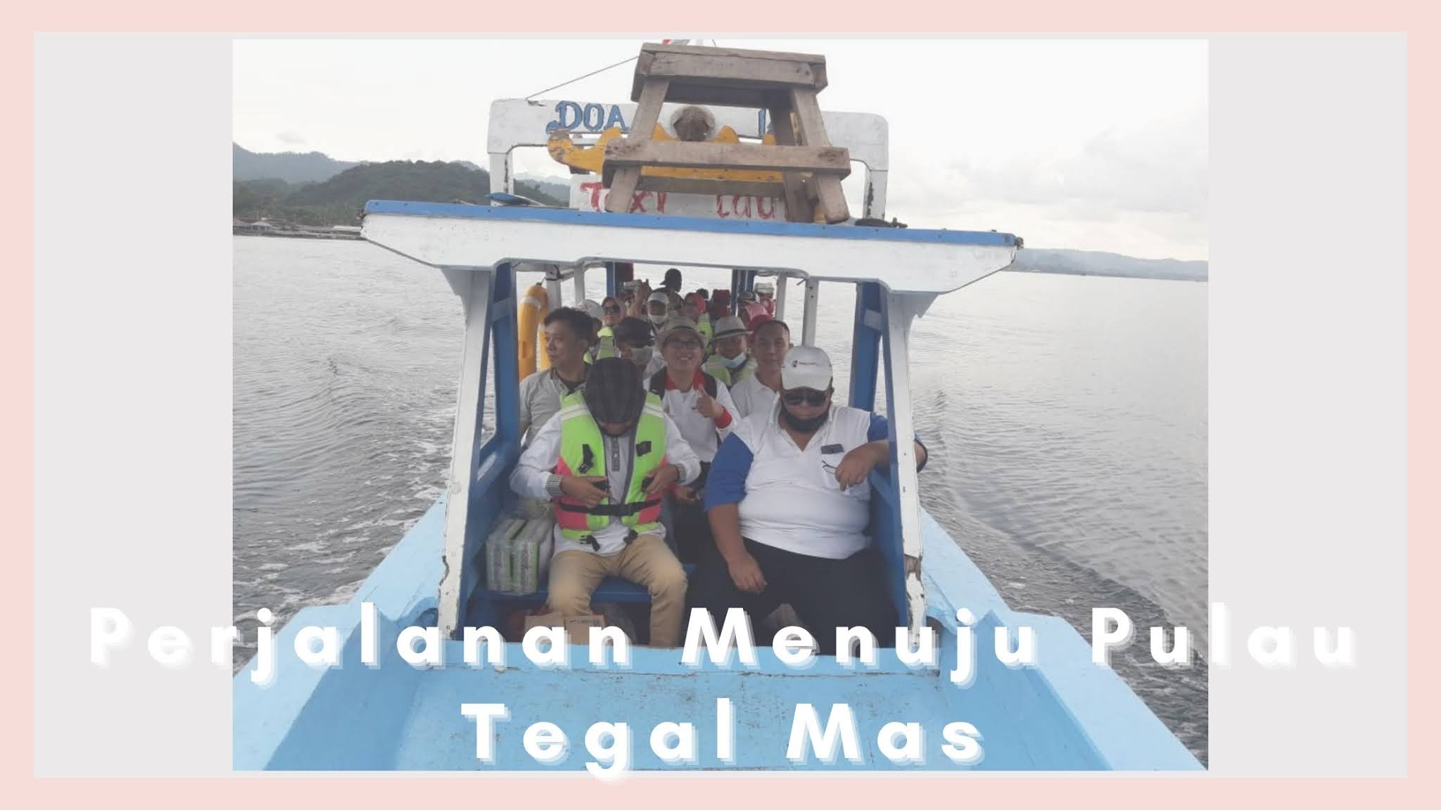 menaiki kapal menuju pulau tegal mas