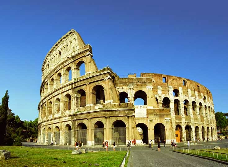 Quảng trường La Mã là nơi tụ tập nhiều người qua lại