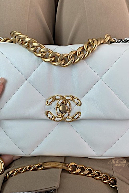 ♦Chanel flap bag in white #chanel #bags #white #brilliantluxury