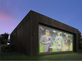 House with Moving Walls