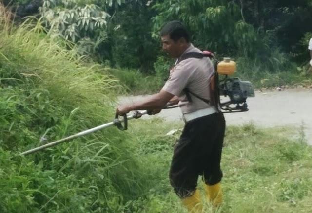 Bhakti Sosial TNI-POLRI Polsek Junjung Sirih Bersama Warga Muaro Pingai Bersihkan Jalan