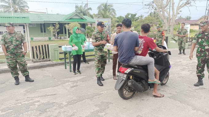 Danramil 06/Merbau Berserta Anggota dan Persit KCK Ranting 7 Koramil 06/Merbau Berbagi Takjil