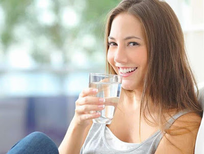 Dưỡng trắng da mặt bằng cách uống đủ nước