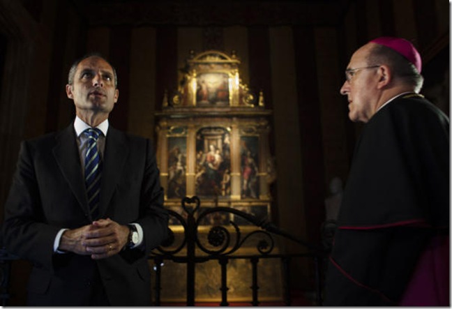 Valencia, 05/05/2009. El president de la Generalitat, Francisco Camps, junto al arzobispo de Valencia, Carlos Osoro, en la capilla del Palau de la Generalitat. El Periódico/Miguel Lorenzo 