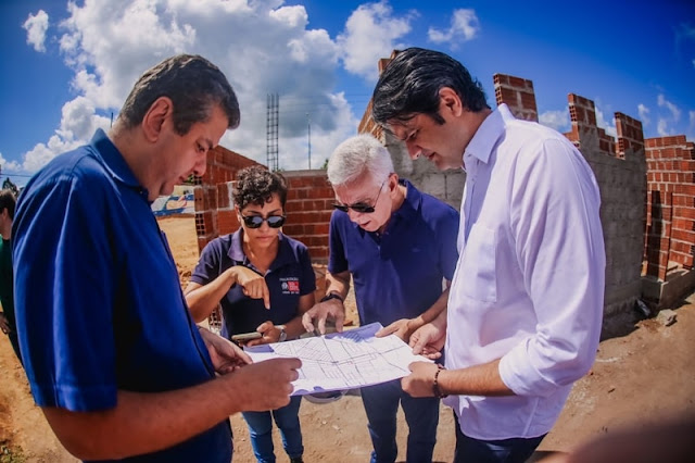 Leo Bezerra visita obras de feira, escola e pavimentação
