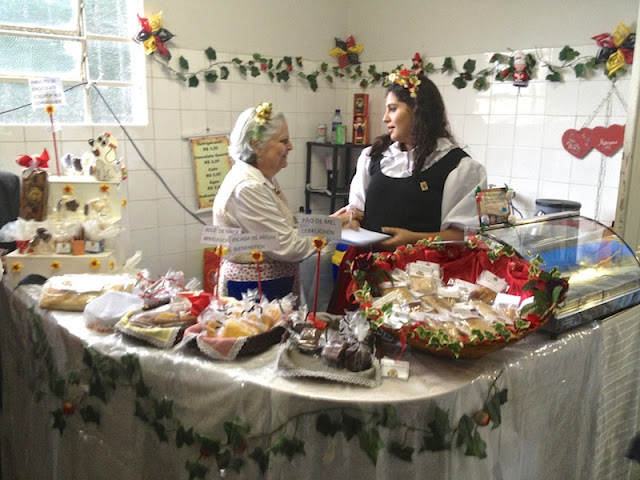 FAMÍLIA VENDENDO QUITUTES TÍPICOS NA CASA