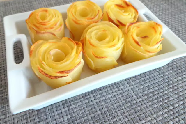 Boulettes de poulet et roses de pommes de terre