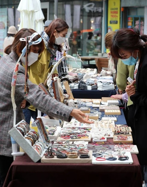 barang jualan di pasar amal di sebuah pusat perbelanjaan di Seoul