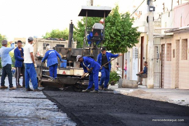 Mais quatro ruas de Santa Cruz do Capibaribe recebem asfalto