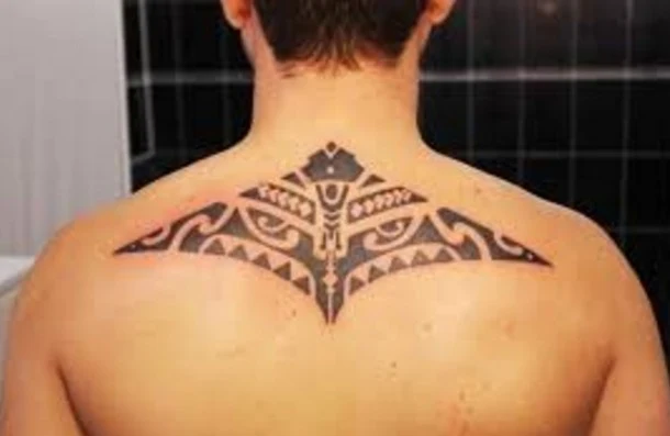 tatuaje de mantarraya maori en la espalda