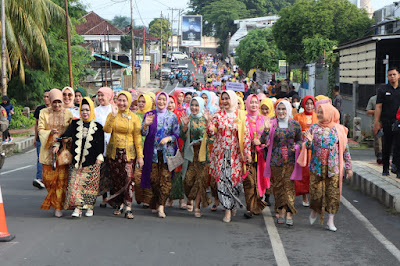 Ribuan Peserta Ikuti Acara Berkebaya Bersama Ketua TP PKK Provinsi Lampung