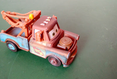 Miniatura de metal do carro guincho Mate / Tom Mater do desenho Carros Disney  8cm de comprimento   R$ 25,00