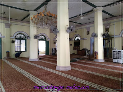 ruang solat utama masjid