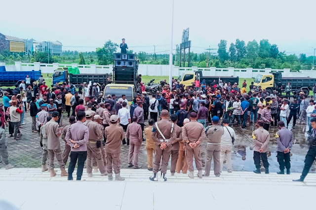 Warga Tumpak demo, minta dibuatkan jembatan permanen