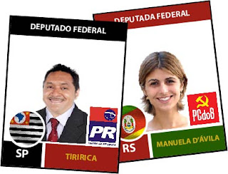 duas figurinhas mostrando os deputados Tiririca e Manuela Davila como se fossem figurinhas de futebol