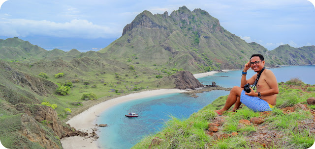 Senyum Manisku Di Puncak Pulau Padar Berkah Dari Sinyal Kencang Bisa Eksis Makin BerJAYA di Taman Nasional Komodo