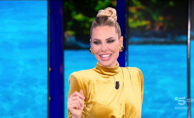 Ilary Blasi foto primo piano sorriso isola dei famosi 22 marzo conduttrice