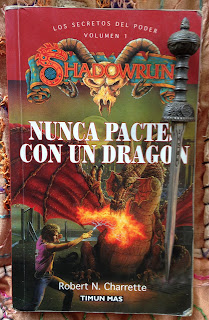 Portada del libro Nunca pactes con un dragón, de Robert N. Charrette