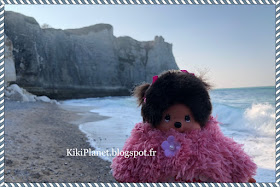 monchhichi, kiki, kiki le vrai, falaise d'etretat, normandie, éboulement seine maritime
