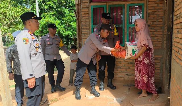 Jum’at Berkah, Wujud Kepedulian Polsek Banda Alam Polres Aceh Timur Kepada Warga Kurang Mampu