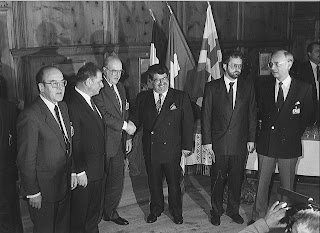 1988 Davos Deklarasyonu; dönemin Türkiye başbakanı Turgut Özal ve Yunan başbakanı Andreas Papandreu'nun tarihî tokalaşması