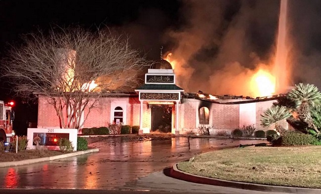Mesjid Islamic Center of Victoria di Texas diduga dibakar karena Presiden Donald Trump mengumumkan Muslim Ban.