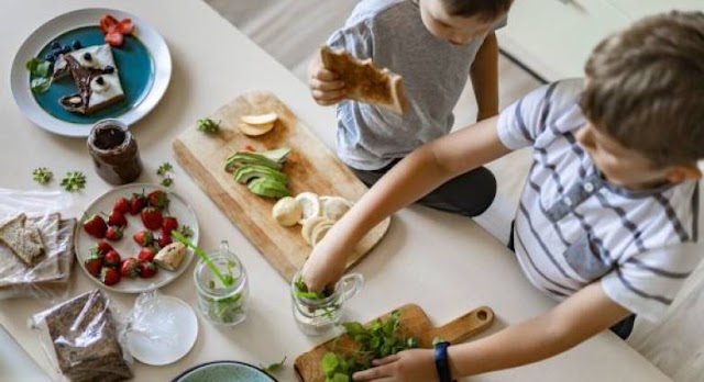 Διατροφή παιδιού: Τι διαφορά πρέπει να έχουν τα σνακ από τα γεύματά του