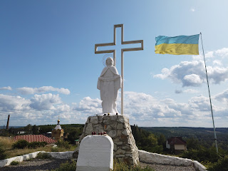 Изюм. Гора Кременец (Кремянец). Памятный крест жертвам Голодомора и скульптура Богородицы