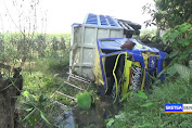 Dump Truk Masuk Parit di Ruas Jalan Jombang – Kediri